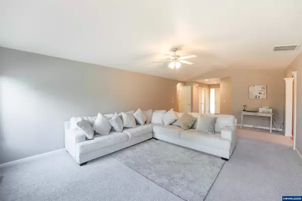 2514 Baines Bl, Hubbard, OR 97032