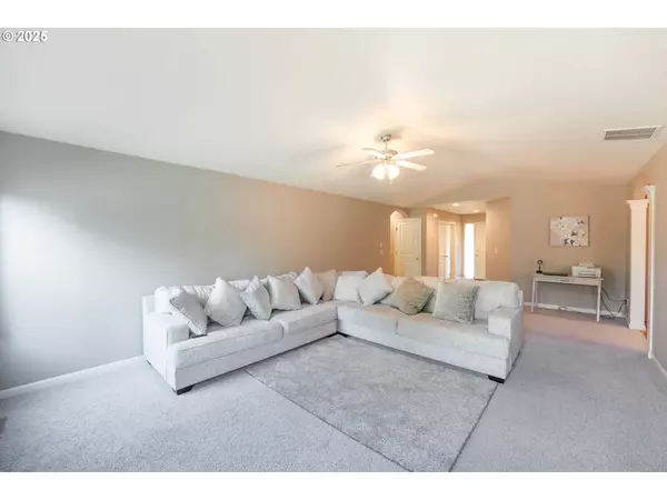 2514 BAINES BLVD, Hubbard, OR 97032