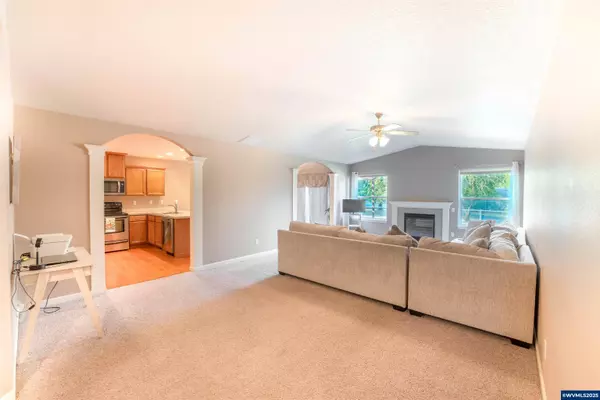 2514 Baines Bl, Hubbard, OR 97032