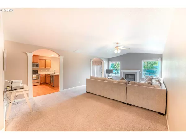 2514 BAINES BLVD, Hubbard, OR 97032