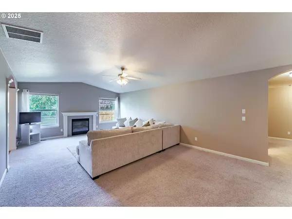 2514 BAINES BLVD, Hubbard, OR 97032