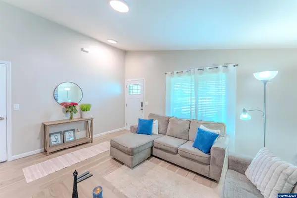 910 Kauai St SE SE, Salem, OR 97317