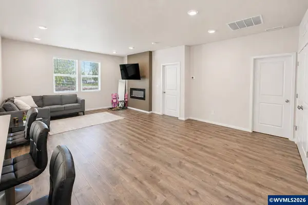 966 Sparrow St, Woodburn, OR 97071