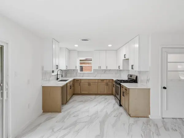 1112 Noble Avenue, Carrollton, TX 75006