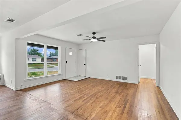 1112 Noble Avenue, Carrollton, TX 75006