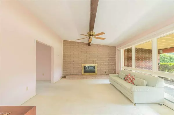 24 Marvin DR, Newport News, VA 23608