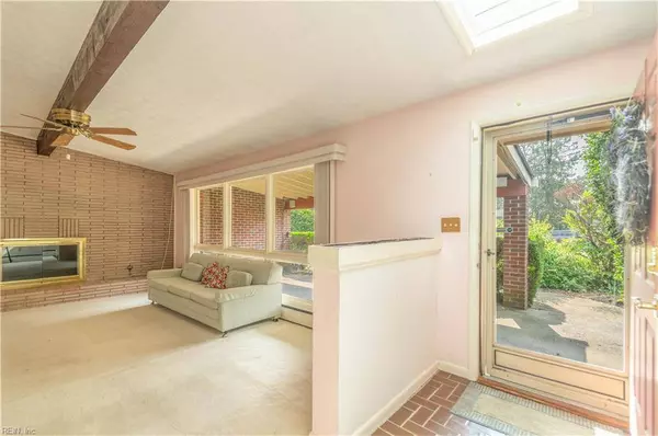 24 Marvin DR, Newport News, VA 23608