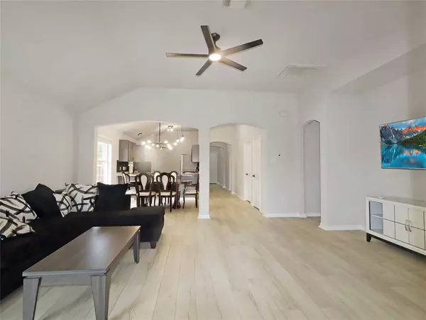 749 Grassy Knoll LN, La Marque, TX 77568