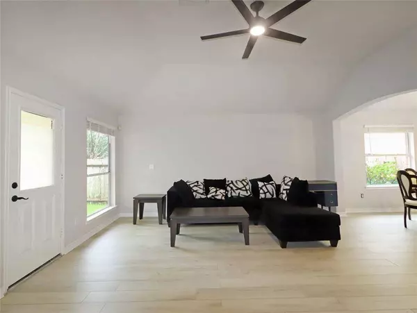 749 Grassy Knoll LN, La Marque, TX 77568