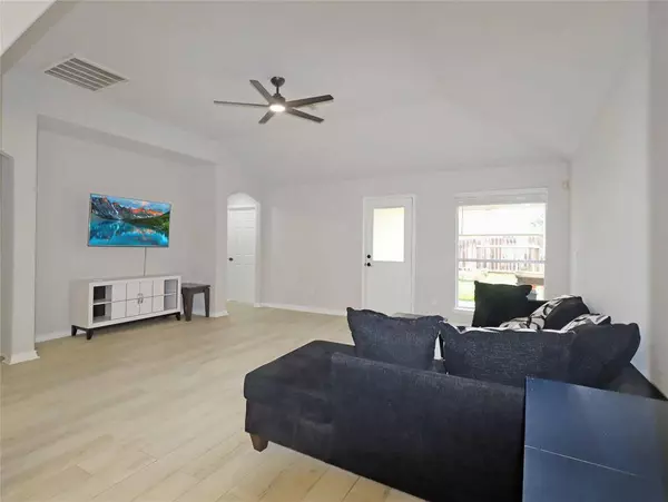 749 Grassy Knoll LN, La Marque, TX 77568