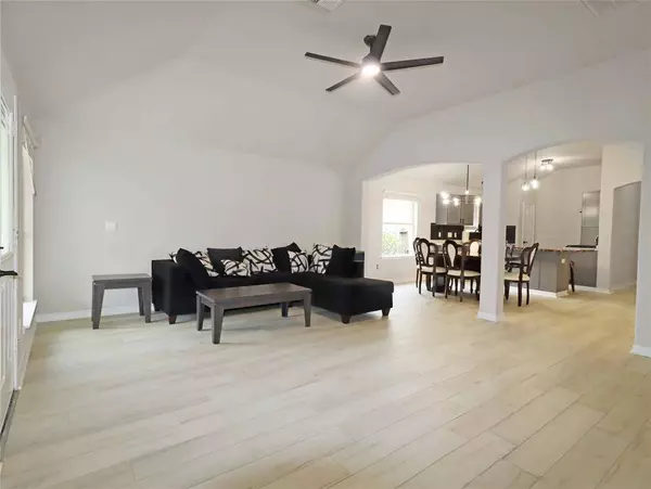 749 Grassy Knoll LN, La Marque, TX 77568