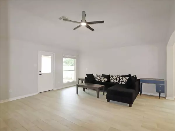 749 Grassy Knoll LN, La Marque, TX 77568