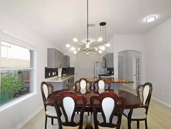 749 Grassy Knoll LN, La Marque, TX 77568