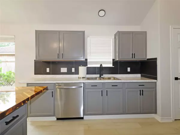 749 Grassy Knoll LN, La Marque, TX 77568