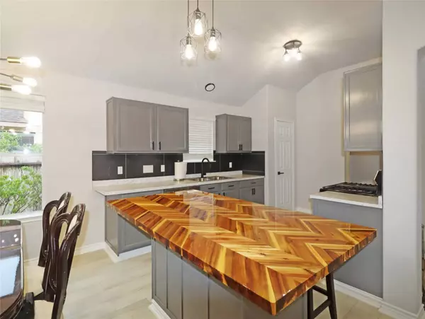 749 Grassy Knoll LN, La Marque, TX 77568