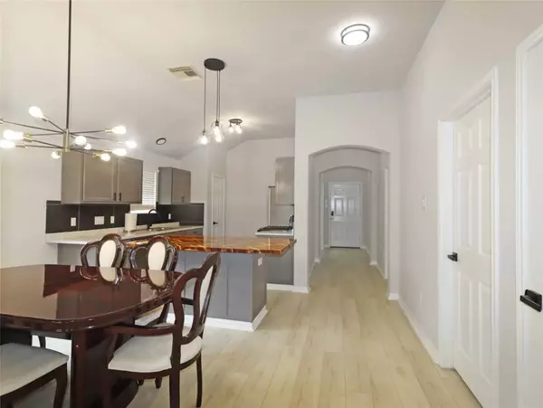 749 Grassy Knoll LN, La Marque, TX 77568