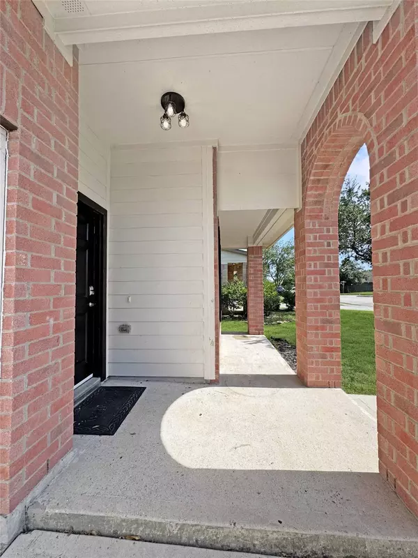 749 Grassy Knoll LN, La Marque, TX 77568