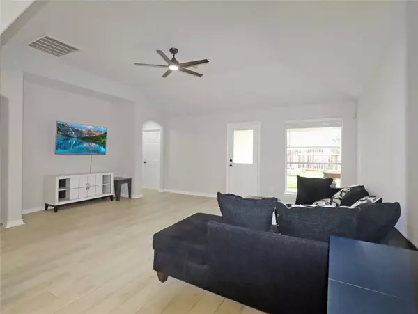 749 Grassy Knoll LN, La Marque, TX 77568