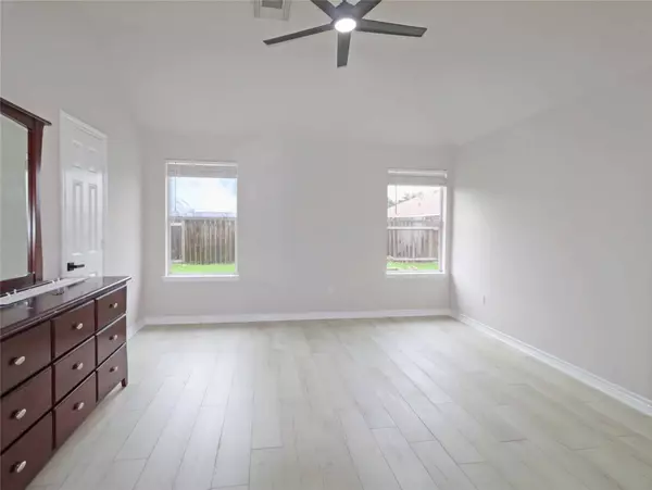 749 Grassy Knoll LN, La Marque, TX 77568