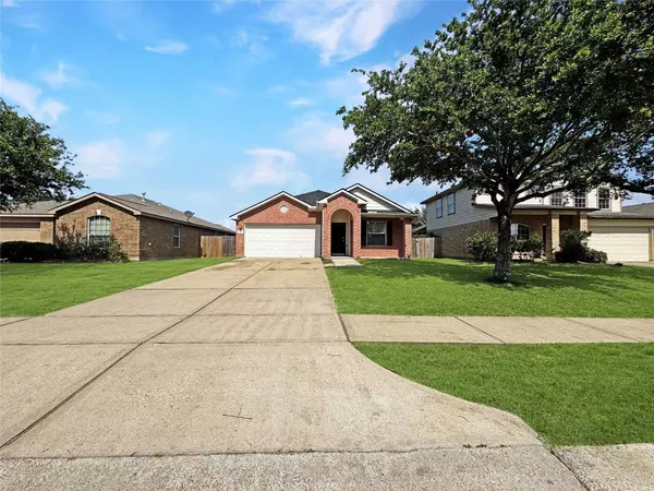 749 Grassy Knoll LN, La Marque, TX 77568