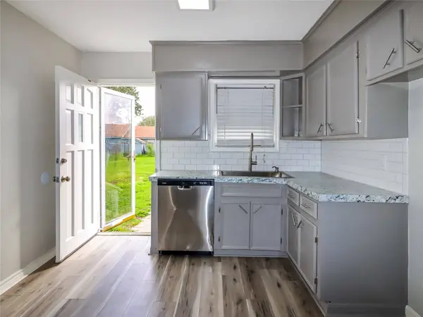 6705 Speaker ST, Hitchcock, TX 77563