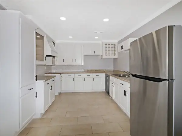 8711 Shadow Crest ST, Houston, TX 77074