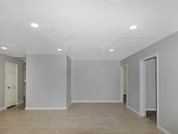 8711 Shadow Crest ST, Houston, TX 77074