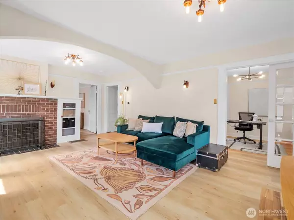 9701 Roosevelt WAY NE, Seattle, WA 98115