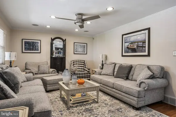 8 LINDEN AVE, Riverton, NJ 08077