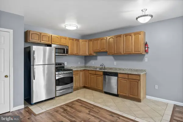 7 E MILL RD, Maple Shade, NJ 08052