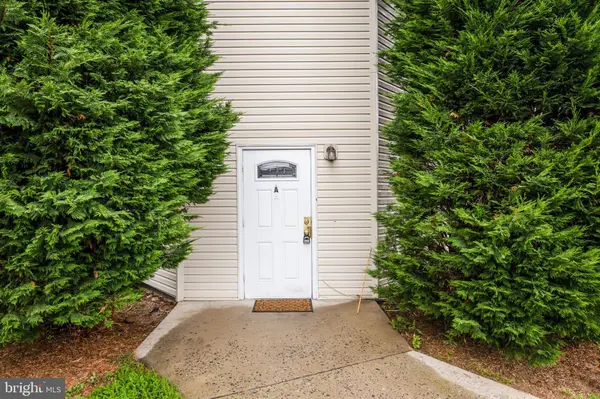 7 E MILL RD, Maple Shade, NJ 08052