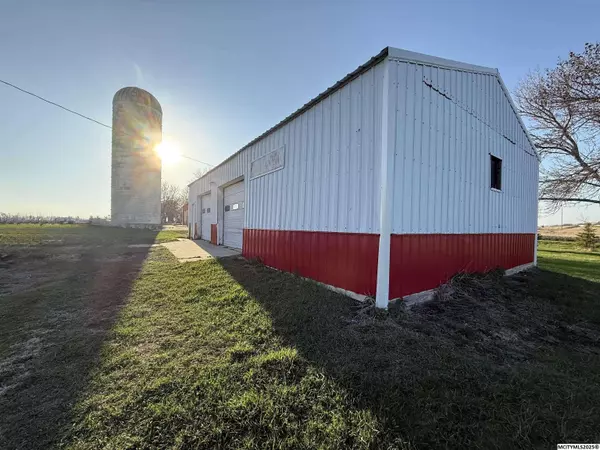 14742 Hickory Ave, Clear Lake, IA 50428