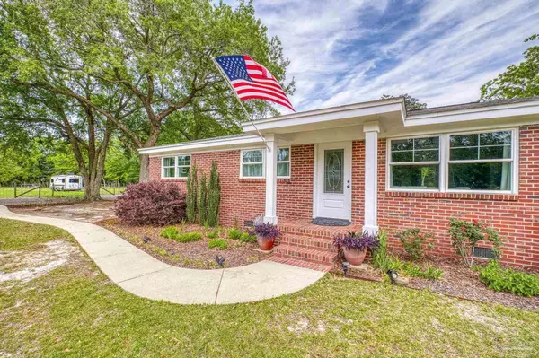 1850 Garcon Point Rd, Milton, FL 32583