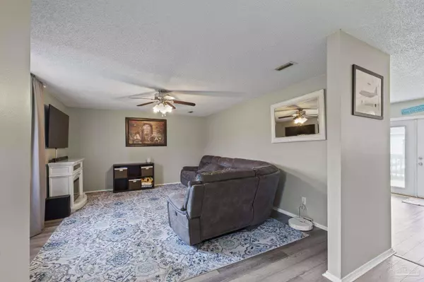 1828 Sundown Dr, Navarre, FL 32566