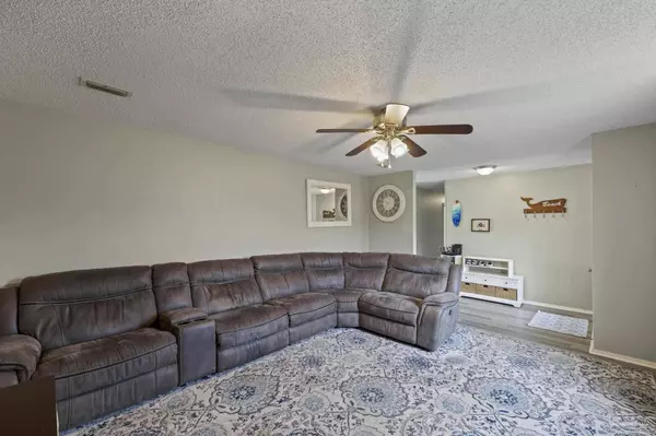 1828 Sundown Dr, Navarre, FL 32566