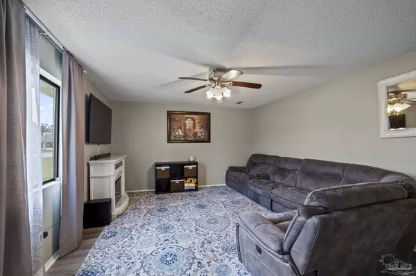 1828 Sundown Dr, Navarre, FL 32566