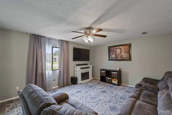 1828 Sundown Dr, Navarre, FL 32566