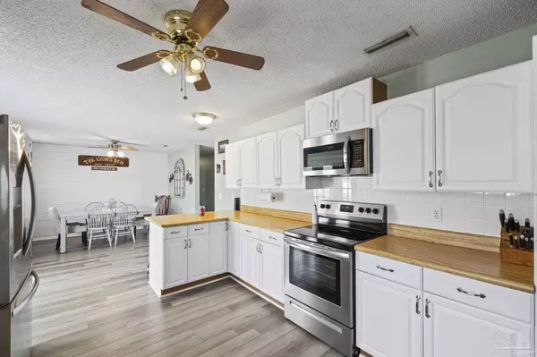 1828 Sundown Dr, Navarre, FL 32566