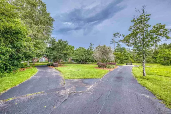 4621 Riley Rd, Milton, FL 32583