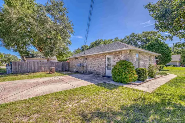 7274 Mossy Oak Dr, Navarre, FL 32566