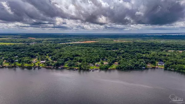 7535 Lakeside Dr, Milton, FL 32583