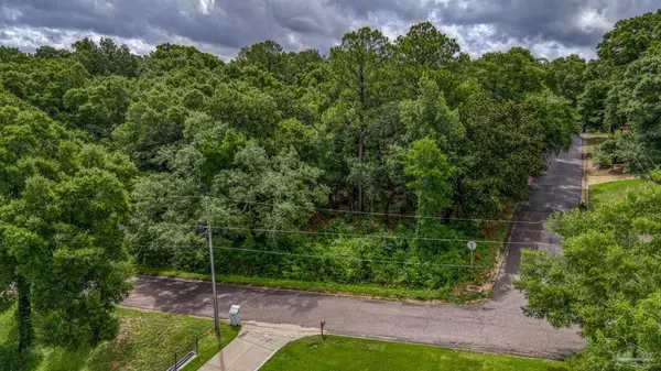 7535 Lakeside Dr, Milton, FL 32583