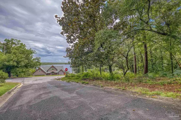 7535 Lakeside Dr, Milton, FL 32583