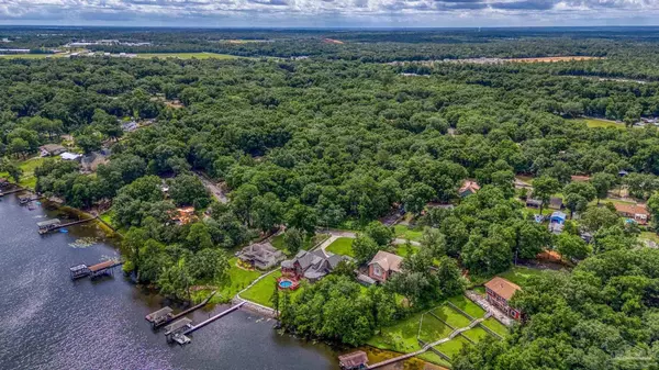 7535 Lakeside Dr, Milton, FL 32583