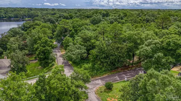 7535 Lakeside Dr, Milton, FL 32583