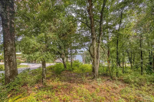 7535 Lakeside Dr, Milton, FL 32583