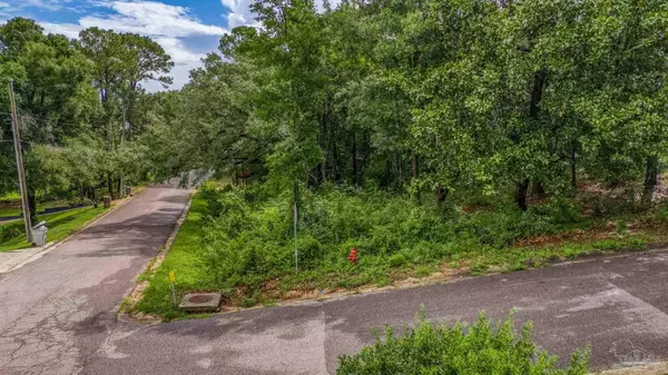 7535 Lakeside Dr, Milton, FL 32583