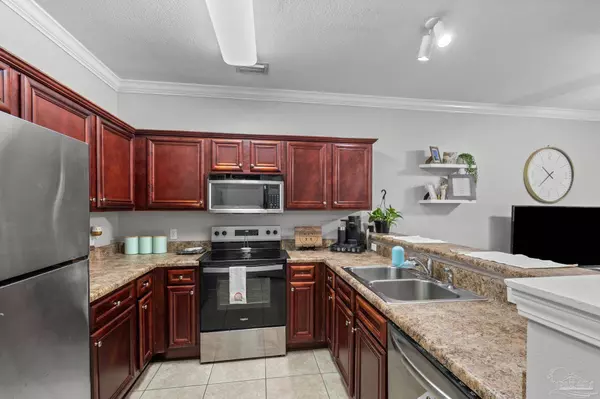 2132 Hadleigh Hills Ct, Navarre, FL 32566