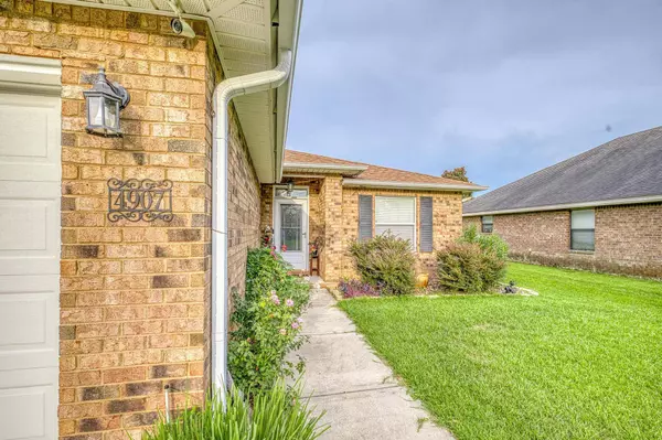 4907 Makenna Circle, Pace, FL 32571