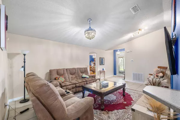 4907 Makenna Circle, Pace, FL 32571